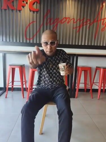 Man spends morning at KFC restaurant in Kuta Selatan