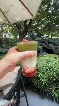 Tourist documents hour-long visit to Thai garden cafe complex