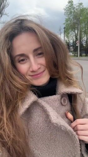 Woman filmed smiling in windy weather in Kryvyi Rih