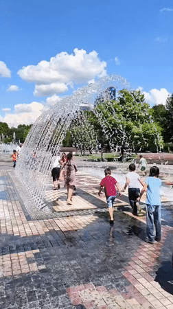 Yerevan park fountains draw crowds on a sunny afternoon