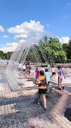 Yerevan park fountains draw crowds on a sunny afternoon