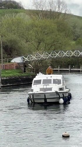 Cabin cruiser navigates canal lock near Little Wittenham bridge