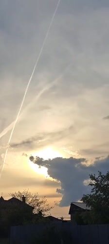 Contrails and sediment river observed in Yessentuki, Russia