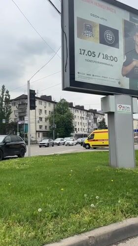 Ambulance responds through Krasnodar intersection during morning hours