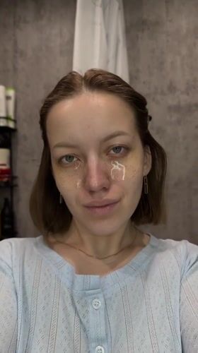 Woman documents morning skincare routine in Reshetnikovo, Russia