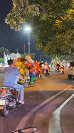 Nha Trang street life: scooters, crafts, leather goods captured