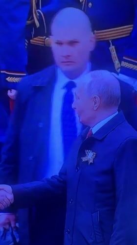 Putin appears in Samara with uniformed officials