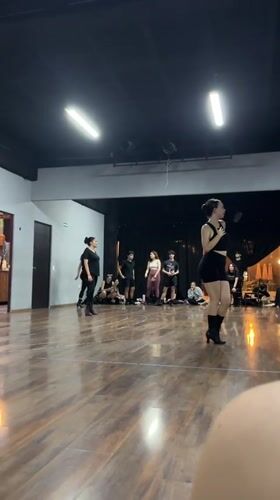 Dance class session documented in San Bernardino Tlaxcalancingo studio