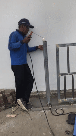 Daily life in Tambontunong: welding work, gathering documented