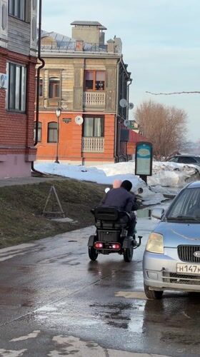 Winter day documented at historic Sviyazhsk monastery complex, Russia
