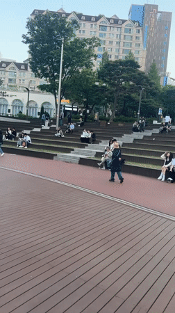 Seoul waterfront draws relaxed crowds, koi fish spotted