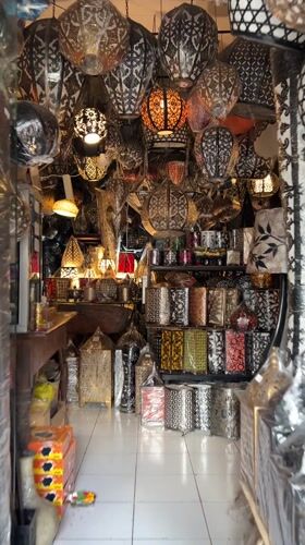 Tourist shops for handcrafted goods in Ubud artisan markets