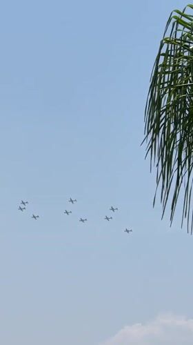 Formation flight of nine aircraft observed over Mexican town