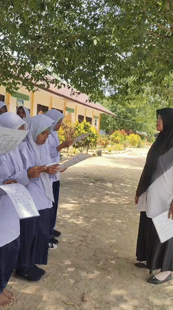 Indonesian students perform synchronized outdoor recitation in Blangriek