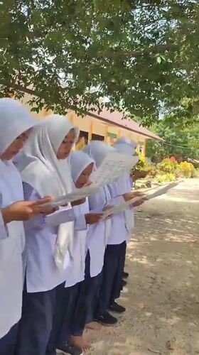 Indonesian students perform synchronized outdoor recitation in Blangriek