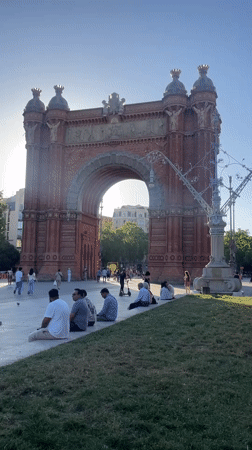 Afternoon scenes documented around Barcelona's Arc de Triomf monument