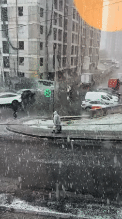 Heavy snowfall blankets Yerevan and Zovuni, Armenia Friday morning