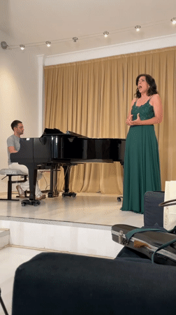Morning Barcelona: Musical performance, street scenes, coffee culture documented