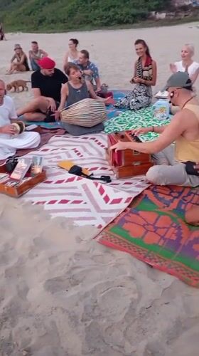 Beach musicians perform impromptu session in Arambol, India