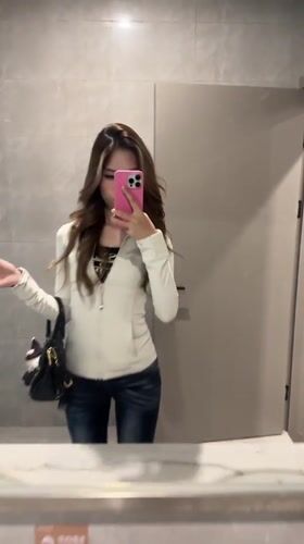 Woman takes bathroom selfies in Nan'an District restroom