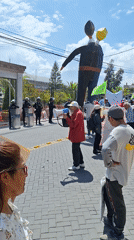 Outdoor demonstration recorded in Miraflores, Peru under sunny skies