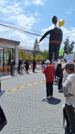 Outdoor demonstration recorded in Miraflores, Peru under sunny skies