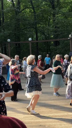 Summer afternoon in a Moscow park: flowers, dancing, blue skies