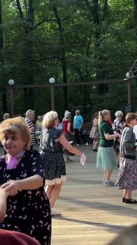 Summer afternoon in a Moscow park: flowers, dancing, blue skies