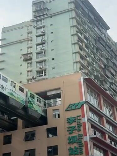 Tourists flock to Chongqing's train-through-building station for photos