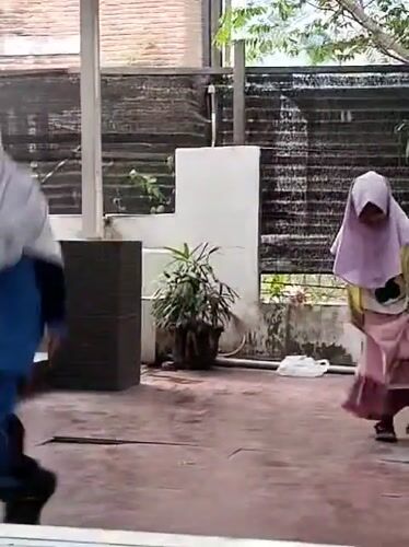 Kids dancing and coffee flowing at a Lhokseumawe outdoor café