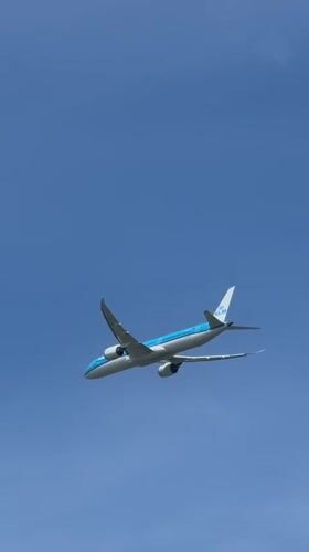 Planespotting under Schiphol's flight paths in Vijfhuizen