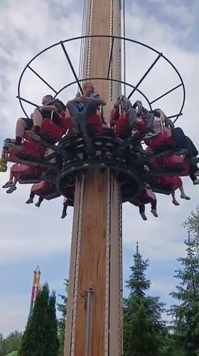 Visitors enjoy rides, attractions at Mayakovsky Park in Yekaterinburg