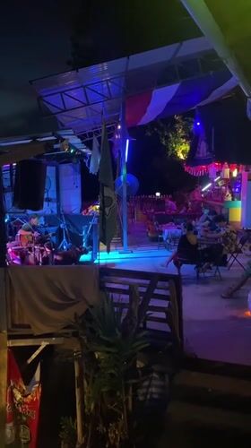 Live acoustic performance draws patrons to Baan Don Sai restaurant