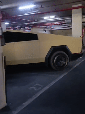Dubai resident documents morning routine: cooking, shopping, street scenes