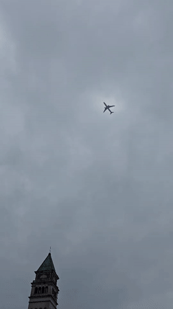 Morning scenes in Xiaoshan: aircraft, electric vehicles, architecture