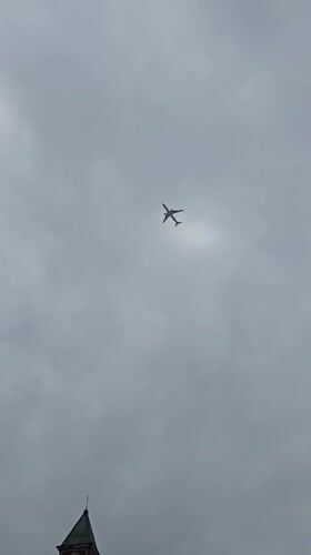 Morning scenes in Xiaoshan: aircraft, electric vehicles, architecture