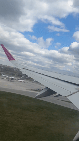 Wizz Air passenger films takeoff from Warsaw airport