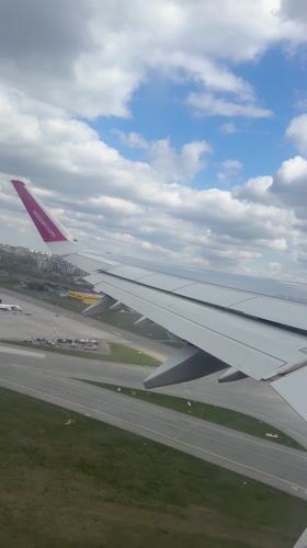 Wizz Air passenger films takeoff from Warsaw airport