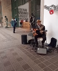 Street art fair with live music draws crowds in Caracas