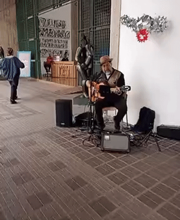 Street art fair with live music draws crowds in Caracas