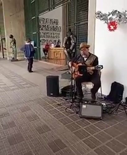 Street art fair with live music draws crowds in Caracas