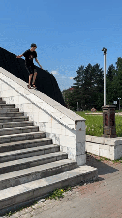 Children practice parkour, play in Mezhdurechensk public spaces