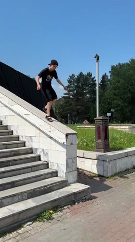 Children practice parkour, play in Mezhdurechensk public spaces