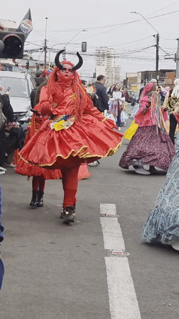 Red devil costume steals the show at Iquique street parade
