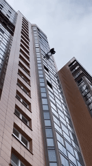 Worker rappels down Saint Petersburg high-rise amid urban documentation
