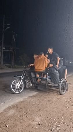 Evening street scenes captured in Keudeteupinpunti: motorcycle riders, produce vendor