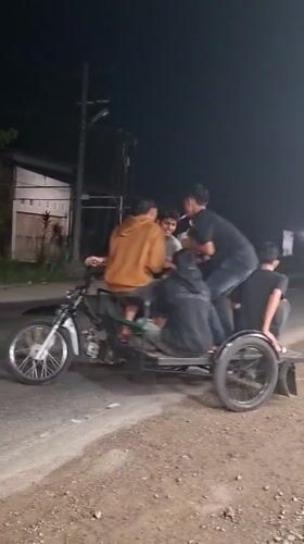 Evening street scenes captured in Keudeteupinpunti: motorcycle riders, produce vendor