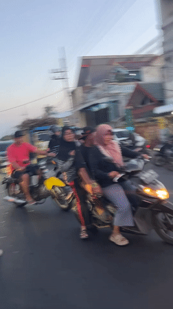 East Java street life: motorbikes, vendors, and everyday movement
