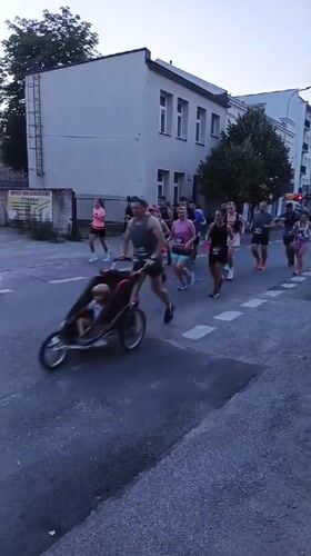 Evening street race winds through Piaseczno with police and mixed traffic
