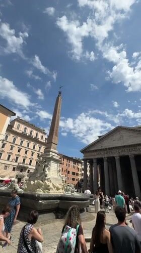 Crowds gather at Rome's Pantheon on busy afternoon